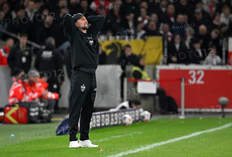 Coach coach Sebastian Hoeness VfB Stuttgart on the sidelines Disappointment disappointed after missed goal opportunity gesture MHPArena, MHP Arena Stuttgart, Baden-Württemberg, Germany