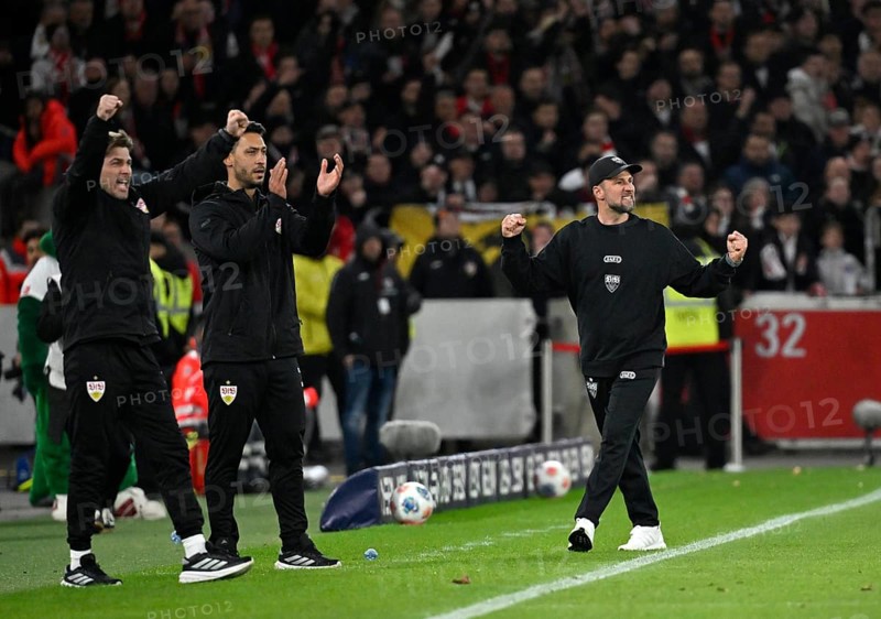 Cheers coach Sebastian Hoeness VfB Stuttgart on the sidelines MHPArena, MHP Arena Stuttgart, Baden-Württemberg, Germany