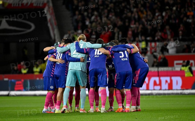 Team building, group of teams in front of the start of the game 1. FSV Mainz 05, MHPArena, MHP Arena Stuttgart, Baden-Württemberg, Germany