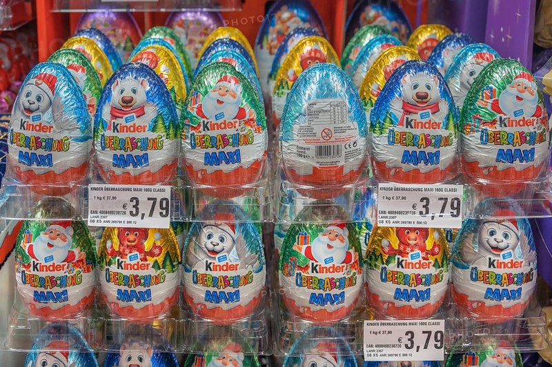 Wholesale market, sale of sweets. Schokolade-Kinder ÜBERASCHUNG MAXI, Allgäu, Swabia, Bavaria, Germany