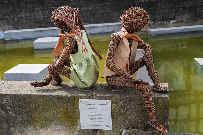 Seated children, willow figures by artist Irmgard Wissing, Deutsche Korbstadt, Lichtenfels, Upper Franconia, Franconia, Bavaria, Germany