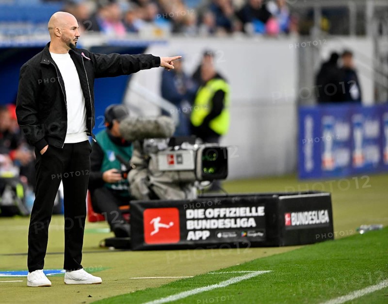 Coach coach Christian Ilzer TSG 1899 Hoffenheim on the sidelines gesture gesture TV camera PreZero Arena, Sinsheim, Baden-Württemberg, Germany