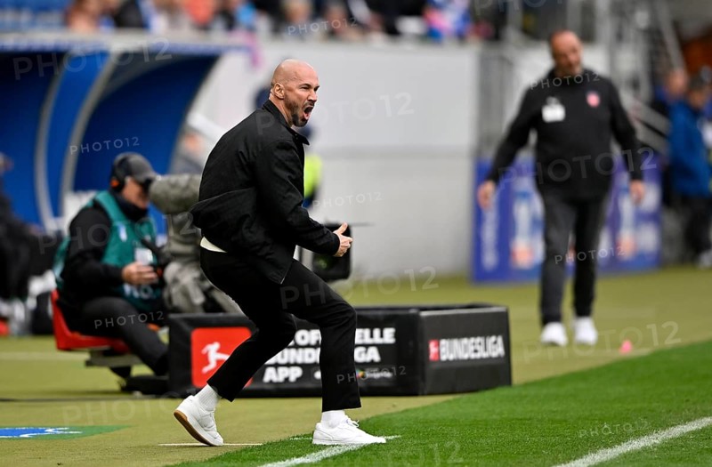 Coach coach Christian Ilzer TSG 1899 Hoffenheim on the sidelines gesture behind coach Frank Schmidt 1. FC Heidenheim 1846 FCH TV camera PreZero Arena, Sinsheim, Baden-Württemberg, Germany