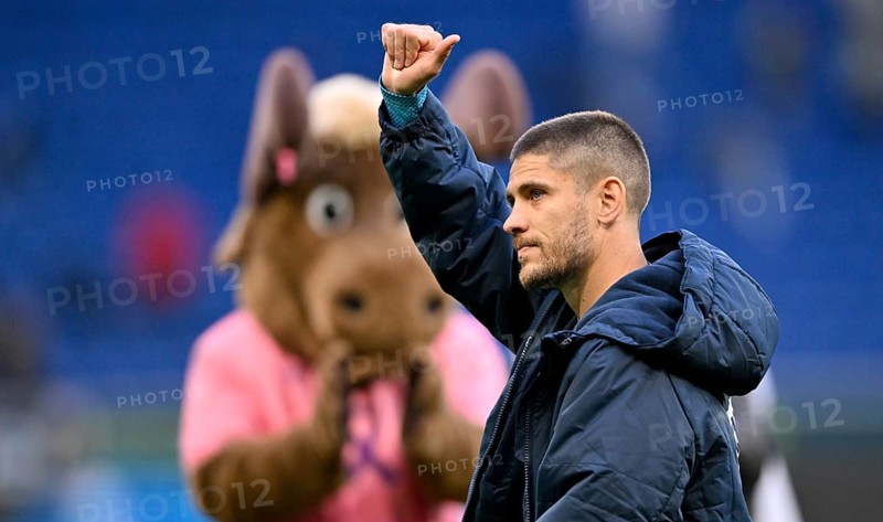 Andrej Kramaric TSG 1899 Hoffenheim (27) gesture gesture thumbs up behind mascot Hoffie TSG 1899 Hoffenheim in the shirt of TSG 1899 Hoffenheim, special jersey, action against breast cancer, breast cancer awareness campaign, PreZero Arena, Sinsheim, Baden-Württemberg, Germany