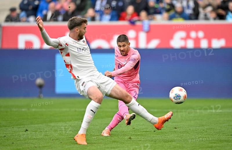 Goal action goal opportunity Andrej Kramaric TSG 1899 Hoffenheim (27) shirt of TSG 1899 Hoffenheim, special jersey, action against breast cancer, breast cancer awareness campaign, against Julian Niehues 1. FC Heidenheim 1846 FCH (16) PreZero Arena, Sinsheim, Baden-Württemberg, Germany