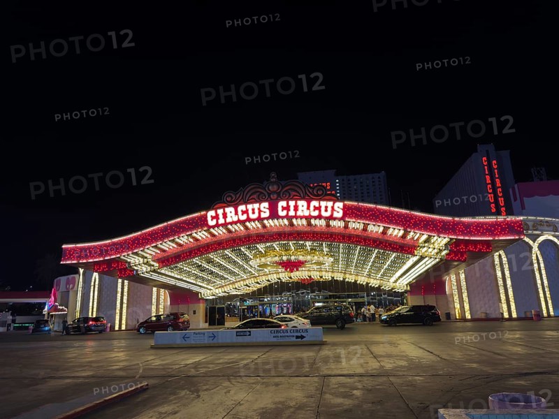 Since the legalization of gambling in the 1930s, Las Vegas has developed as a tourist center of international importance. Where simple casinos initially settled, Las Vegas is now characterized by luxurious hotel complexes with large casinos and leisure facilities, circus buildings with neon lights in Las Vegas, illuminated at night, Las Vegas, Nevada, USA