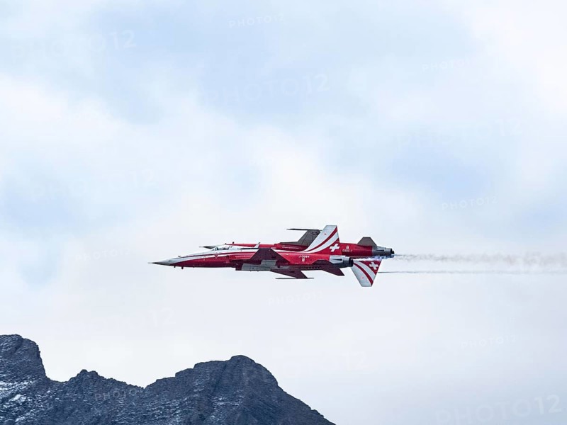Axalp, Switzerland, airshow, demonstration, air force, army, military, Alps, mountains, F5, Patrouille Suisse, headstand, red-white