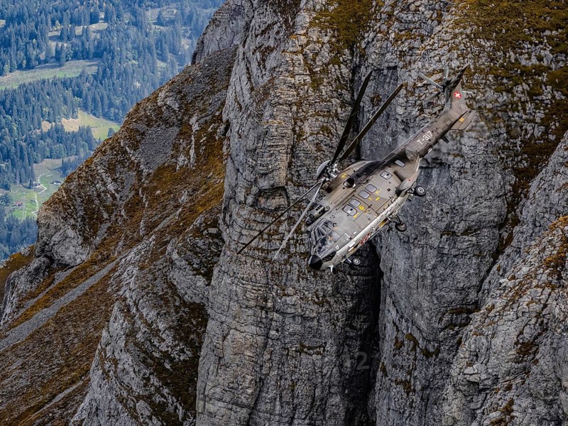 Axalp, Switzerland, airshow, demonstration, air force, army, military, Alps, mountains, attack helicopter, Super Cobra, landing approach