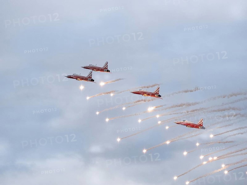 Axalp, Switzerland, airshow, demonstration, air force, army, military, Alps, mountains, F5, Patrouille Suisse, red-white, flares, fireworks, decoy, light torch, magnesium torch