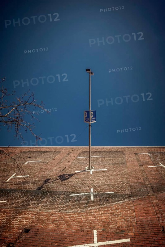 A parking sign on a residents' parking lot in Cologne, taken from a frog's eye view against a clear, blue sky, residential park, Cologne, North Rhine-Westphalia, Germany
