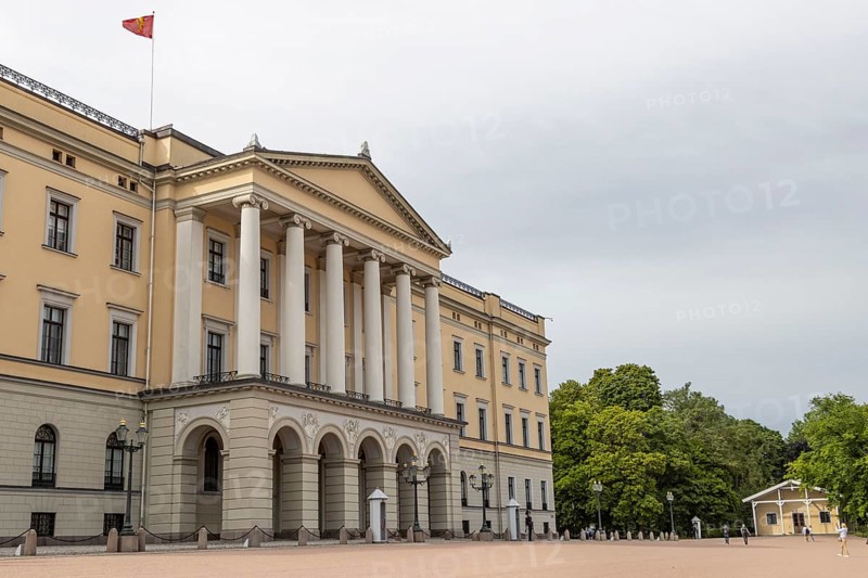 Royal Palace in Oslo with the Royal Standard of Norway hoisted at the top. The neoclassical residency of the Norwegian kings, designed by Hans Linstow, stands on Palace Square, at the end of Karl Johans gate in the capital. Oslo, Østlandet, Norway