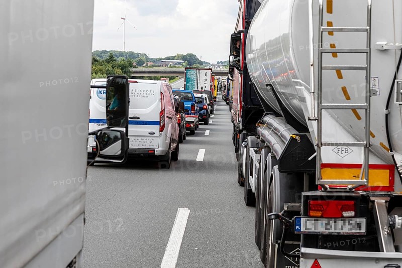 Traffic jam on the A2 towards Dortmund, full closure due to accident — A2, North Rhine-Westphalia, Germany