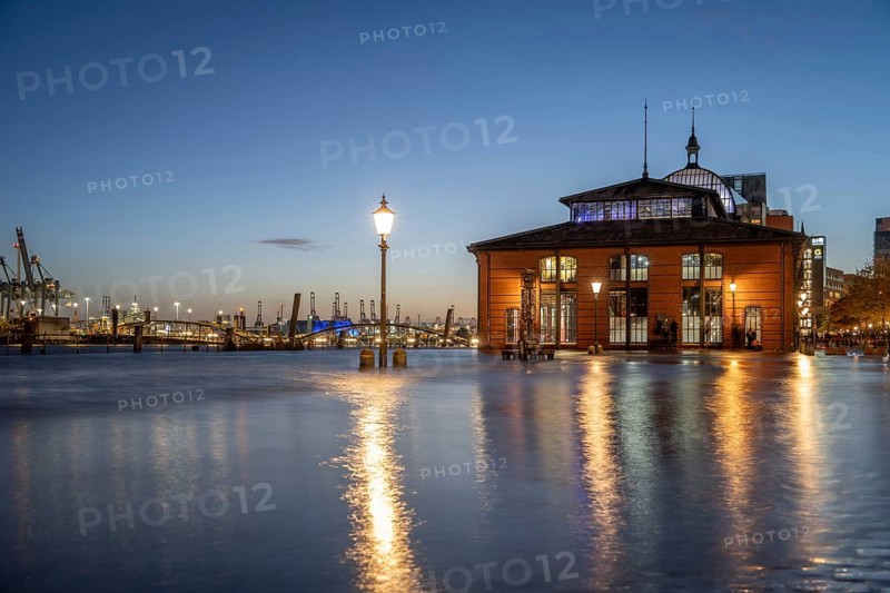 Storm surge (flood) of 24.10.2025 at the Hamburg fish market on the Elbe during the blue hour, Hamburg, Germany