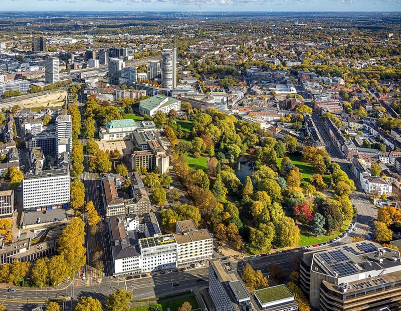 Aerial view, Essen Aalto Theatre and Essen Philharmonic with Stadtgarten on Essen Campus, autumn trees, Südviertel, Essen, Ruhr area, North Rhine-Westphalia, Germany, railway station, construction area, building land, building plots, construction project, construction site, trees in autumn colors, office building, DE, Deutsche Bahn AG, Europe, events, main station, autumn, autumn colors, autumn atmosphere, culture, art, aerial view, aerial view, photo photography, aerial photography, new building, theatre, overview, venue, bird's eye view, birds-eyes view, green lung, cultural use, overview