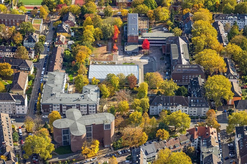 Aerial view, Maria-Wächtler-Gymnasium, below catholic church of St. Andreas, autumn trees, Rüttenscheid, Essen, Ruhr region, North Rhine-Westphalia, Germany, place of worship, education, educational institution, trees in autumn colors, DE, Europe, religious community, church, teaching institute, aerial photography, religion, religious place, school, overview, bird's eye view, birds-eyes view, overview