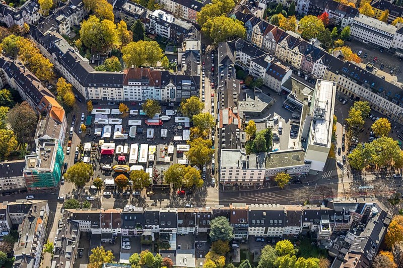 Aerial view, Rüttenscheider Stern office skyscraper and weekly market market on the market square, construction site and façade covering of a house Klarastraße corner Rüttenscheider Platz, Rüttenscheid, Essen, Ruhr area, North Rhine-Westphalia, Germany, construction site, building plots, construction project, construction site, DE, Europe, aerial photo, aerial photography, aerial photography, market place, market stands, overview, bird perspective, weekly market, birds-eyes view, overview