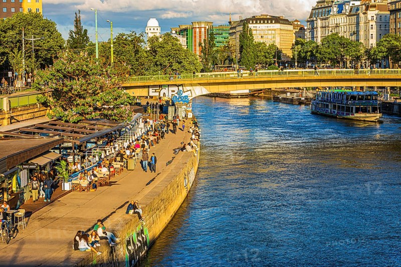 Strassen-Cafe am Donaukanal, Schwedenplatz, Vienna, Austria