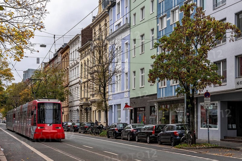 Residential buildings in Düsseldorf-Bilk, Aachener Straße, tram, past, North Rhine-Westphalia