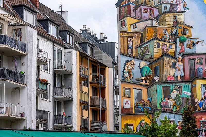 Residential buildings in Düsseldorf-Bilk, Merowingerstraße, mural entitled Wirtschaftswunder, since 2007, artists: Kübra Sirinyurt, Jann Wienenkamp, Klaus Klinger, Farbfieber v. North Rhine-Westphalia