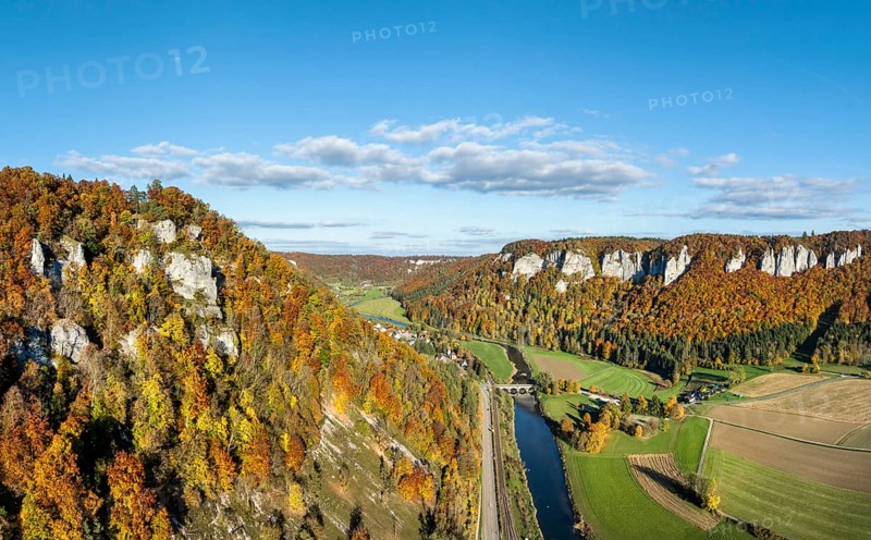 Aerial view, panorama of the Upper Danube Valley, surrounded by autumn vegetation with the Hausender Peaks above the Danube, climbing rocks, Jurassic limestone cliffs, Hausen im Tal, Swabian Jura, Baden-Württemberg, Germany