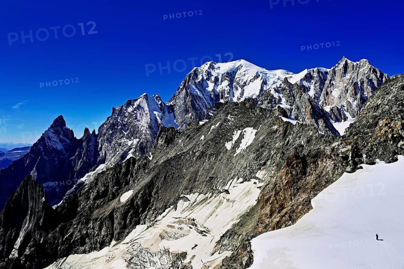 From left, the mountains l'Aiguille Noire de Peuterey, L'Aiguille Blanche de Peuterey, Mont Blanc, Mont Maudit, Pointe Helbronner viewing terrace, Chamonix-Mont-Blanc, Haute-Savoie, watershed Italy, France