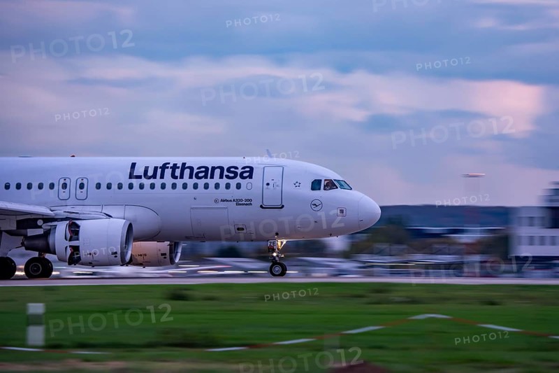Lufthansa Airbus A320, landing at Düsseldorf airport, North Rhine-Westphalia, Germany