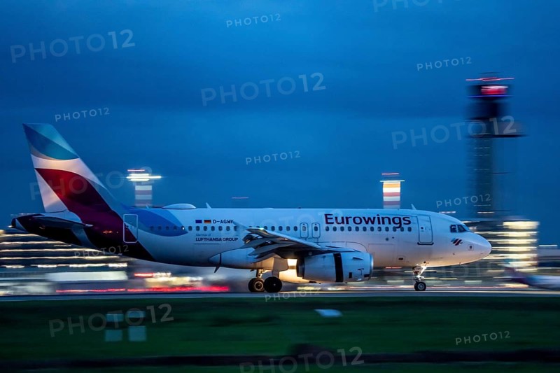 Eurowings Airbus A319, landing at Düsseldorf Airport, North Rhine-Westphalia, Germany