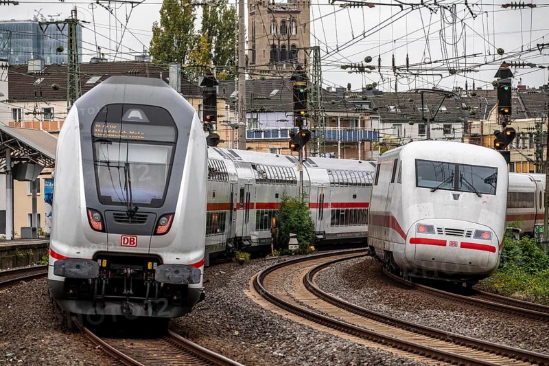 Intercity Zug and ICE, in front of Düsseldorf Central Station, here near Volksgarten Station, North Rhine-Westphalia, Germany