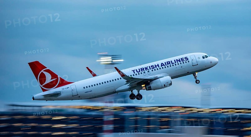 Turkish Airlines Airbus A320, taking off from Düsseldorf Airport, North Rhine-Westphalia, Germany