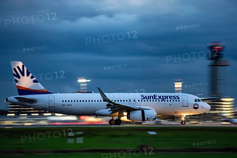 SunExpress Airbus A320, landing at Düsseldorf airport, North Rhine-Westphalia, Germany