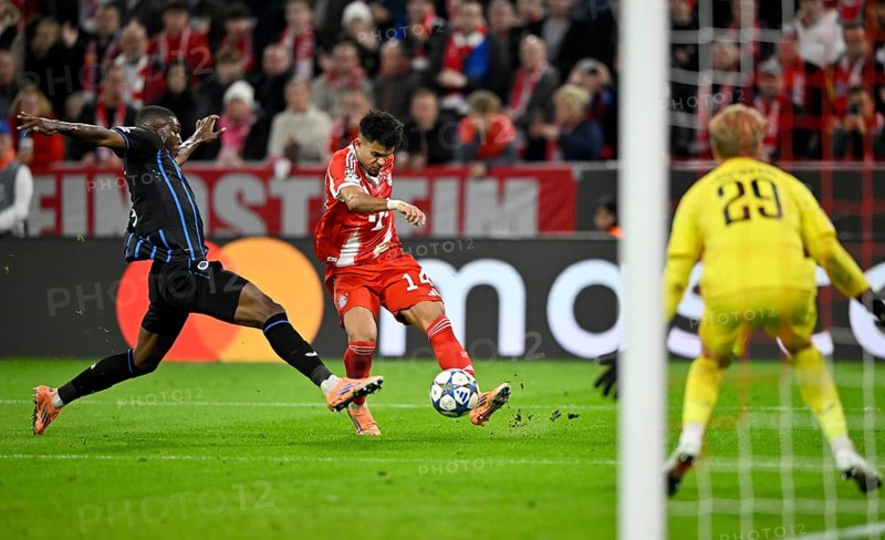 Duel, action Joel Ordonez Club Brugge FC Brugge (04) against Luis Diaz FC Bayern Munich FCB (14) goalkeeper Nordin Jackers Club Brugge FC Brugge (29) Champions League, Allianz Arena, Munich, Bayern, Germany
