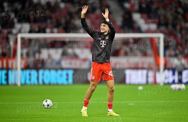 Warm-up training Aleksandar Pavlovic FC Bayern Munich FCB (45) waves towards Triüben, Champions League, Allianz Arena, Munich, Bayern, Germany