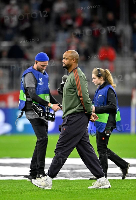 Coach coach Vincent Kompany FC Bayern Munich FCB during the field inspection, TV camera, Champions League, Allianz Arena, Munich, Bayern, Germany