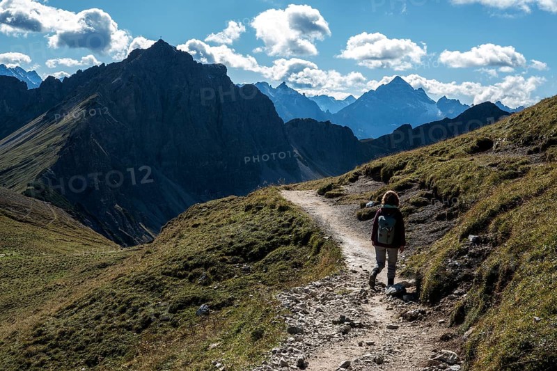 Female hiker on hiking trail, Sallfelder Höhenweg, Tannheimer Mountains, Allgäu Alps, Tannheimer Tal, Tyrol, Austria