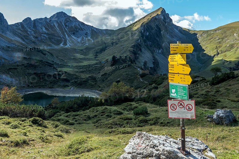 Hiking trail on the Sallfelder Höhenweg hiking trail, below Lache See, in the background Steinkarspitze and Rote Spitze, Tannheimer Mountains, Allgäu Alps, Tannheimer Tal, Tyrol, Austria
