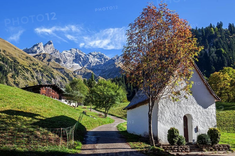 St. Katarina chapel, Einödsbach, behind Trettachspitze, Mädelegabel and Hochfrottspizte, autumn atmosphere, Oberstdorf, Oberallgäu, Allgäu, Bavaria Germany