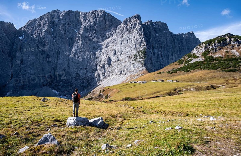 Dreizinkenspitze and Laliederer Wand, hikers in front of rock face, eastern Karwendel, Tyrol, Austria