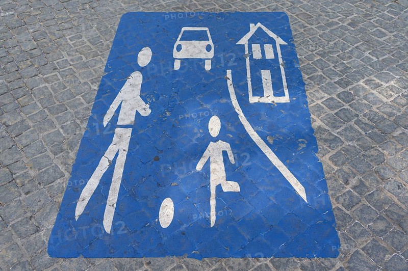 Sign painted on the street for Spielstraße, Amberg, Upper Palatinate, Bavaria, Germany