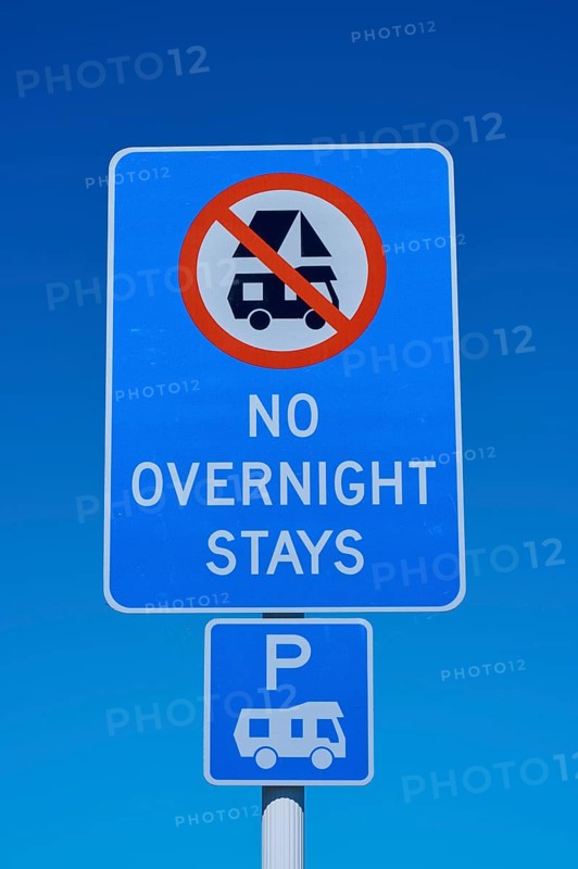 A sign shows the ban on overnight stays for motorhomes in a parking lot, Lake Pukaki Viewpoint, Pukaki, Canterbury, South Island, New Zealand