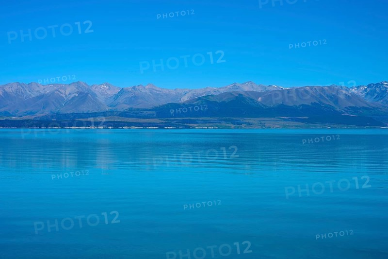 View over the tranquil lake with mountain range on the horizon, Lake Pukaki Viewpoint, Pukaki, Canterbury, South Island, New Zealand