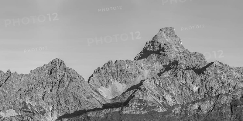 Mountain panorama from the Koblat-Höhenweg on the Nebelhorn across the Obertal with lush green meadows to the Hochvogel and Rosszahn group with the Hochvogel, 2592m, Allgäu, Bavaria, Germany