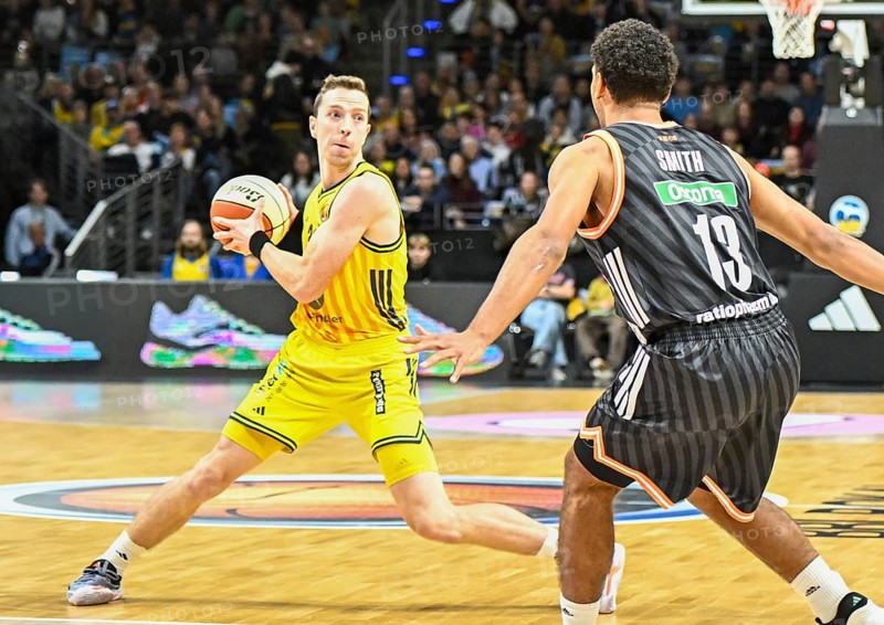 Basketball easyCredit BBL Cup round of 16, Alba Berlin, Ratiopharm Ulm from left Justin Bean (Alba Berlin), Mark Smith (Ratiophram Ulm) duel, duel, fight, tackle