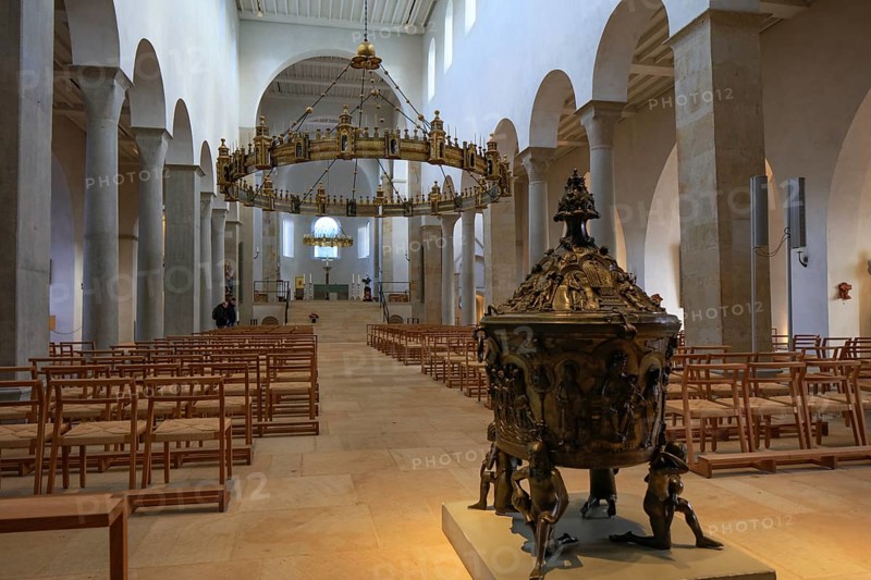 Nave with bronze baptismal font and hezilo chandelier, Hildesheim Cathedral or High Cathedral of St. Mary's Ascension in pre-Romanesque style, Cathedral of the Roman Catholic Diocese of Hildesheim, UNESCO World Heritage Site, Hildesheim, Lower Saxony, Germany