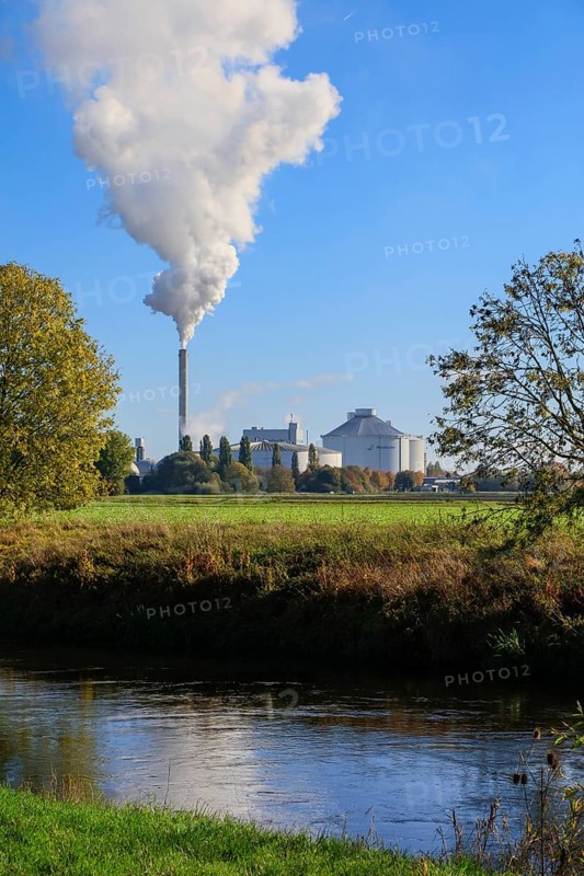 Nordzucker AG sugar factory, smoking chimney during the autumn harvest of sugar beets in the surrounding fields, Nordstemmen, Hildesheim district, Lower Saxony, Germany