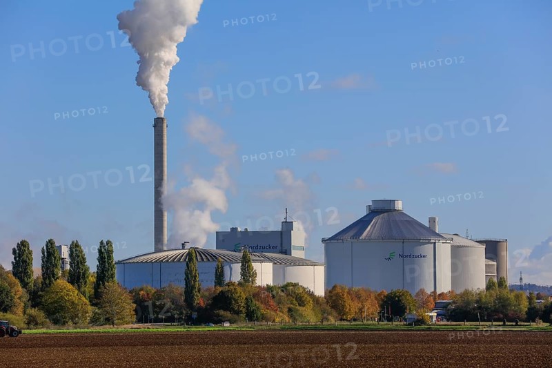 Nordzucker AG sugar factory, smoking chimney during the autumn harvest of sugar beets in the surrounding fields, Nordstemmen, Hildesheim district, Lower Saxony, Germany