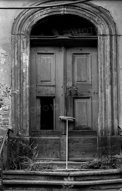 Germany, Freiberg, 12.8.1992, derelict door, gate, broom