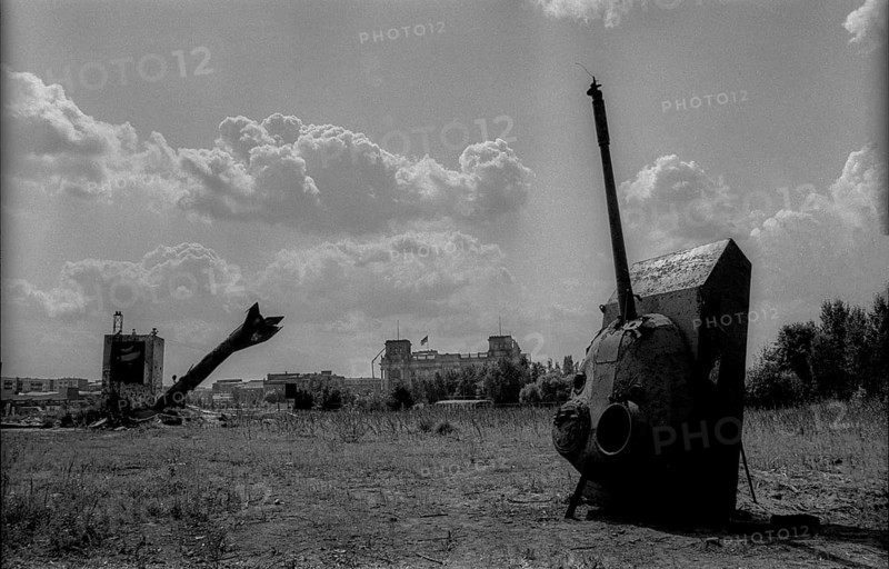 Germany, Berlin, 12.8.1992, installations by British scrap artists in the Spreebogen, tanks and old MIG 21, Reichstag