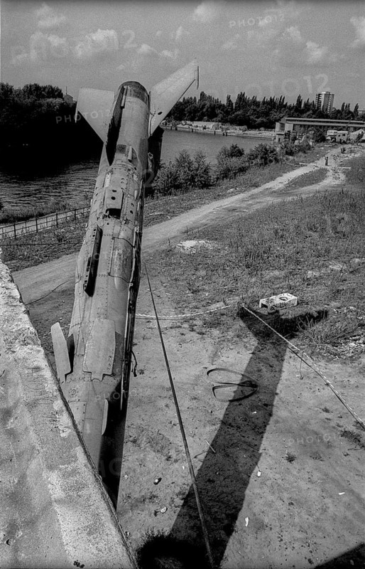 Germany, Berlin, 12.8.1992, installations by British scrap artists in the Spreebogen, a MIG 21 at the former border tower