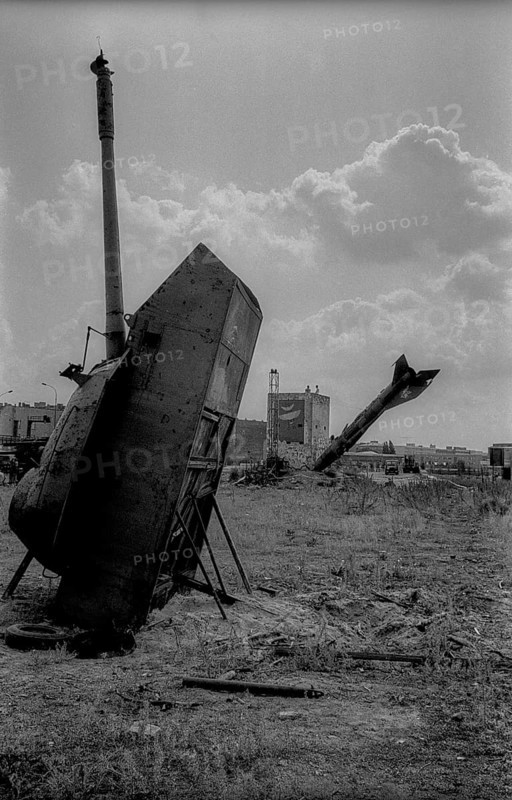 Germany, Berlin, 12.8.1992, installations by British scrap artists in the Spreebogen, tanks and old MIG 21