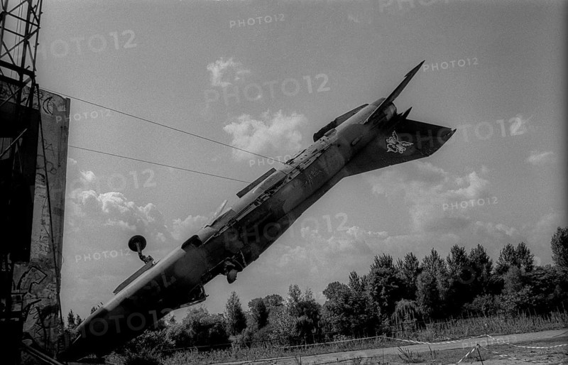 Germany, Berlin, 12.8.1992, installations by British scrap artists in the Spreebogen, a MIG 21 at the former border tower